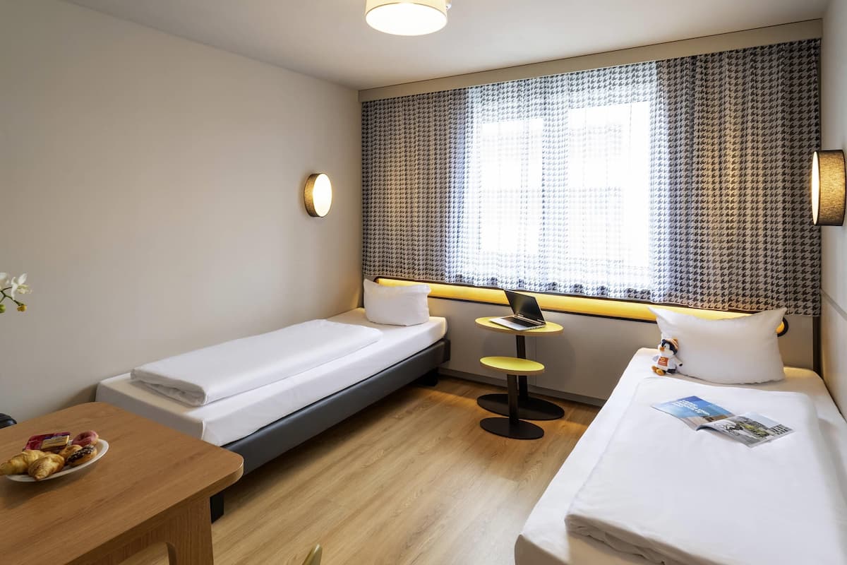 Studio, 2 lits jumeaux | Literie hypoallergénique, coffre-fort, ameublement unique, bureau