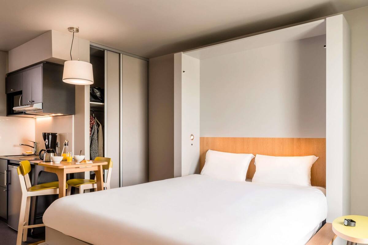 Studio, 1 Queen Bed | Hypo-allergenic bedding, in-room safe, desk, blackout curtains
