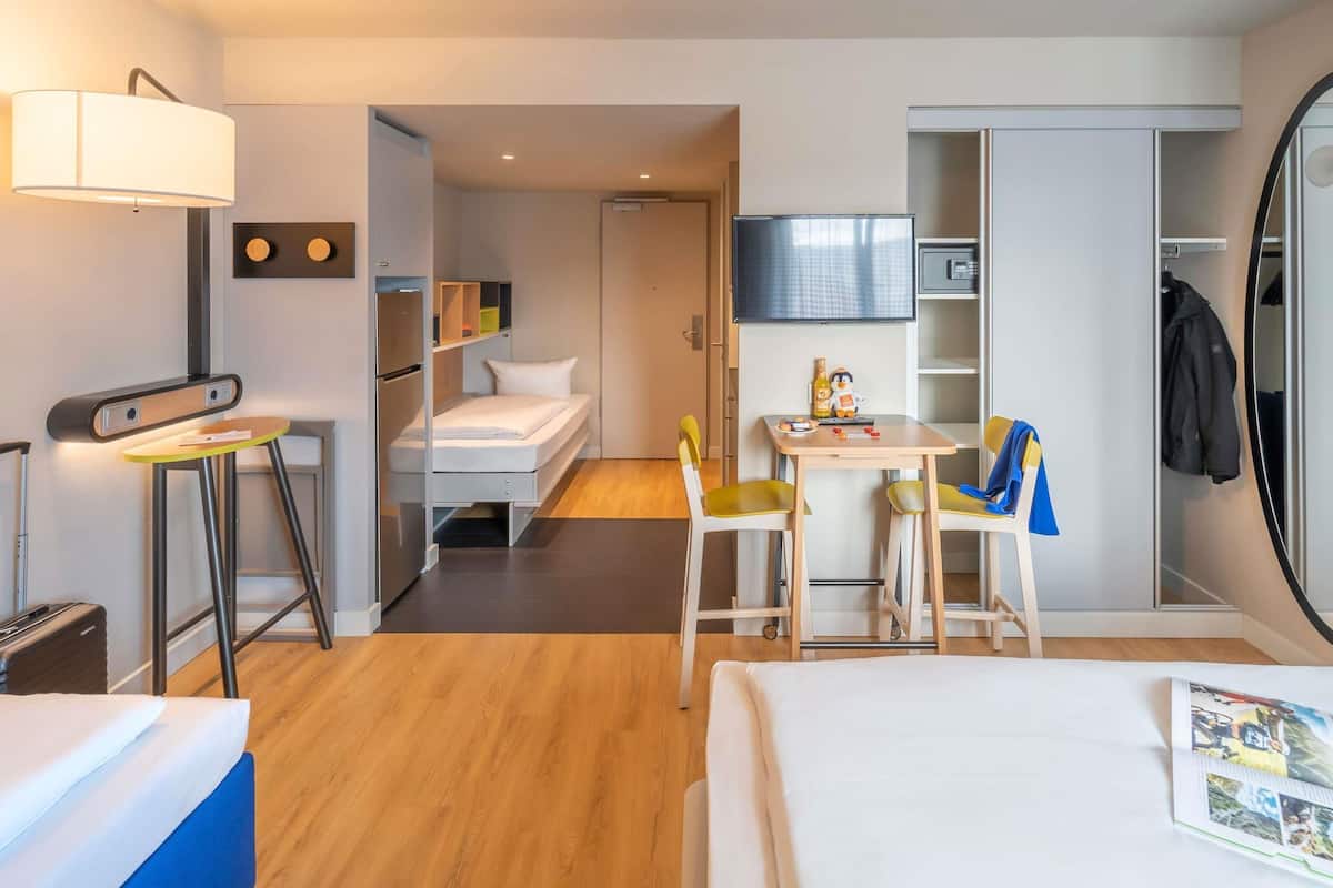 Familjestudio - flera sängar | Allergitestade sängkläder och värdeförvaringsskåp på rummet