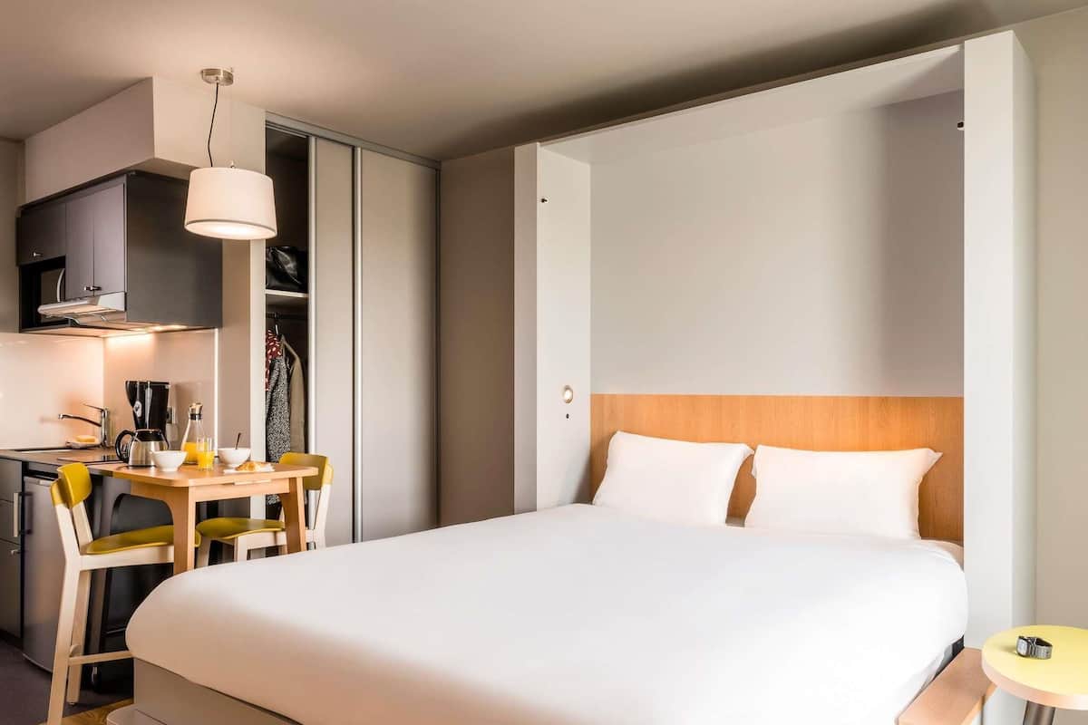 Studio, 1 queensize bed | Hypoallergeen beddengoed, een kluis op de kamer, een bureau