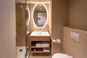 Shower, hair dryer, towels, soap - Aparthotel Adagio Access Freiburg (Freiburg im Breisgau)