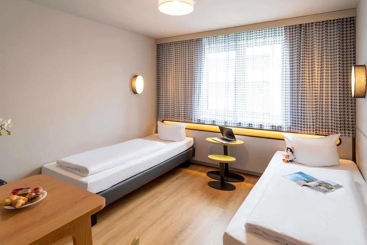 Estudio, 2 camas individuales | Ropa de cama hipoalergénica y caja de seguridad en la habitación 