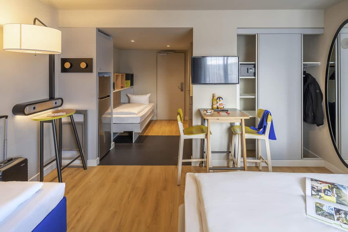 Ropa de cama hipoalergénica y caja de seguridad en la habitación