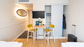 Literie hypoallergénique, coffres-forts dans les chambres, bureau