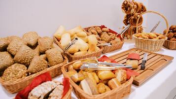 Petit déjeuner buffet (15 EUR par personne)