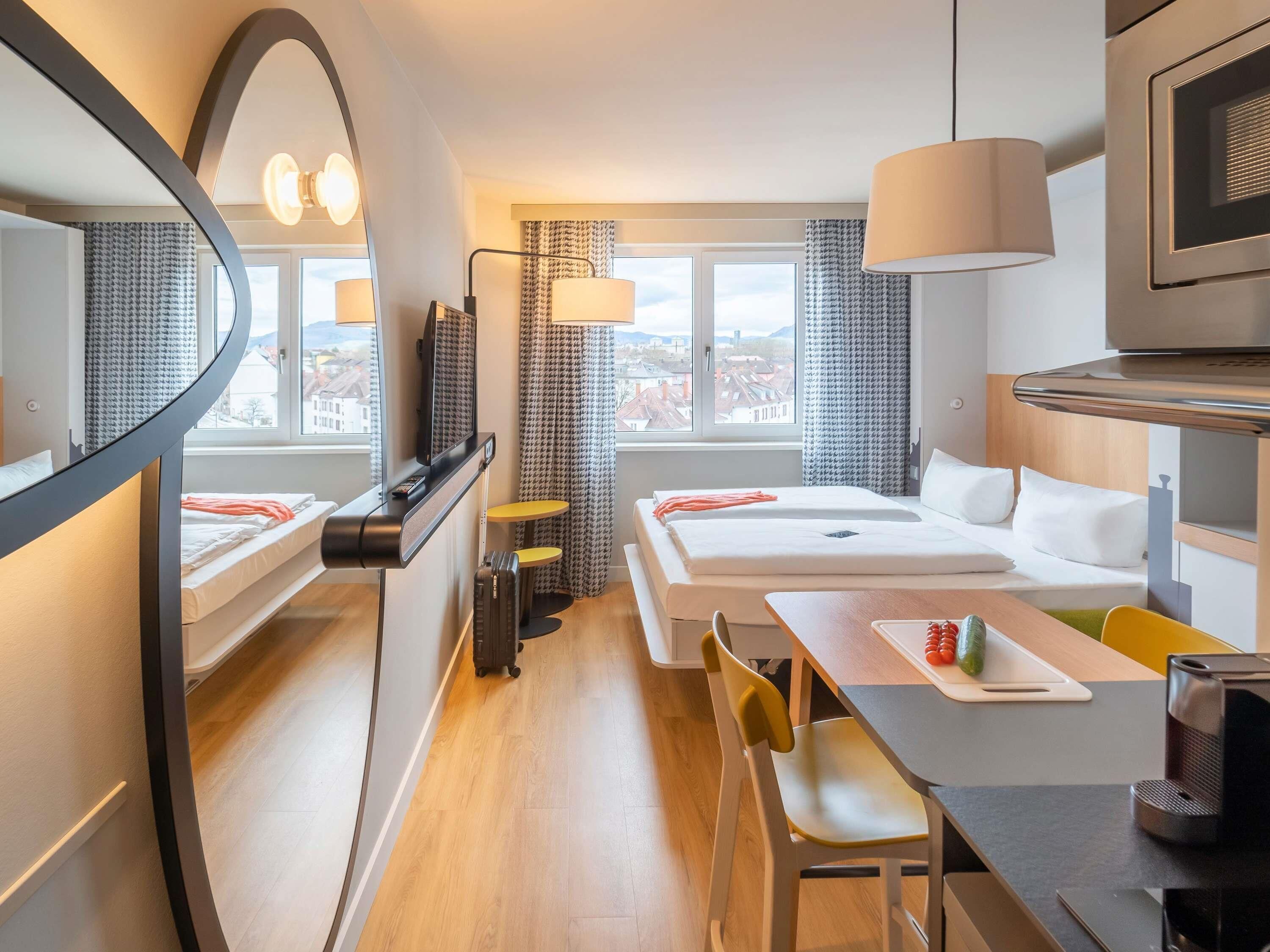 Studio, 1 Queen Bed | Hypo-allergenic bedding available, in-room safe, desk, blackout drapes