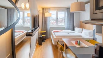 Studio, 1 Queen Bed | Hypo-allergenic bedding, in-room safe, desk, blackout curtains