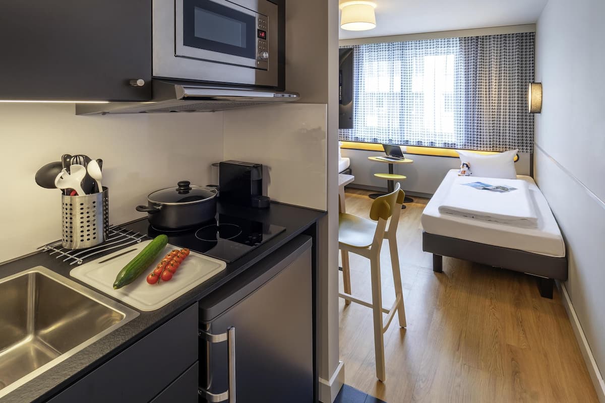 Studio, 2 eenpersoonsbedden | Hypoallergeen beddengoed, een kluis op de kamer, een bureau