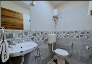 Deluxe Double Room | Bathroom