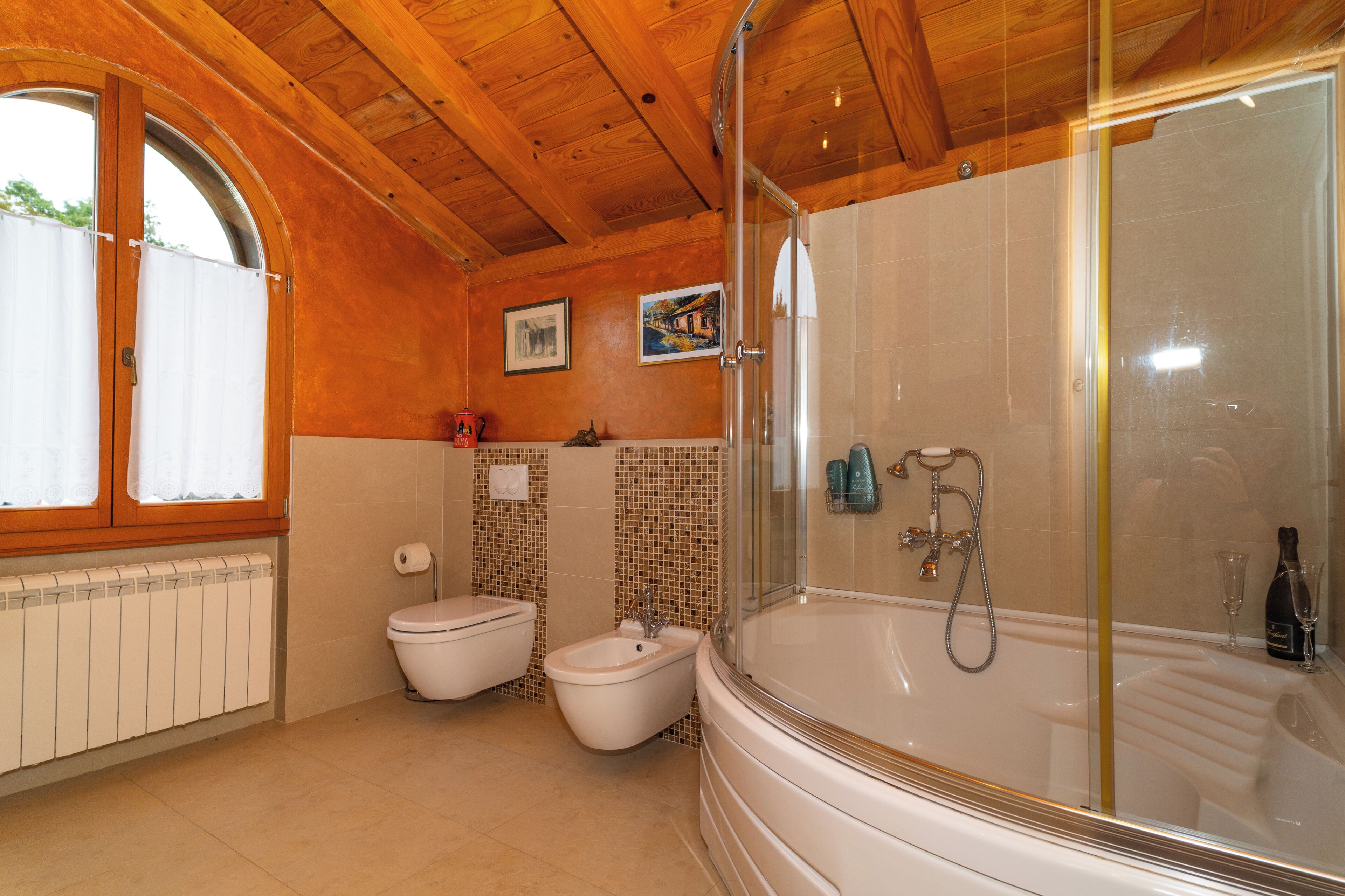 Un baño con bañera, ducha, bidé e inodoro.
