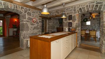 Villa, 3 habitaciones, para fumadores, alberca privada | Cocina privada | Refrigerador, microondas, lavavajillas y tetera eléctrica