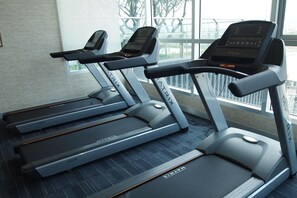 Dormitorio compartido, balcón, vistas a la ciudad | Sala de fitness