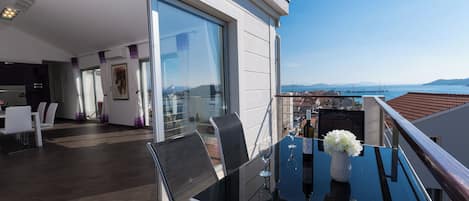 Apartment, 2 Schlafzimmer, Raucher, Balkon | Speisen im Freien