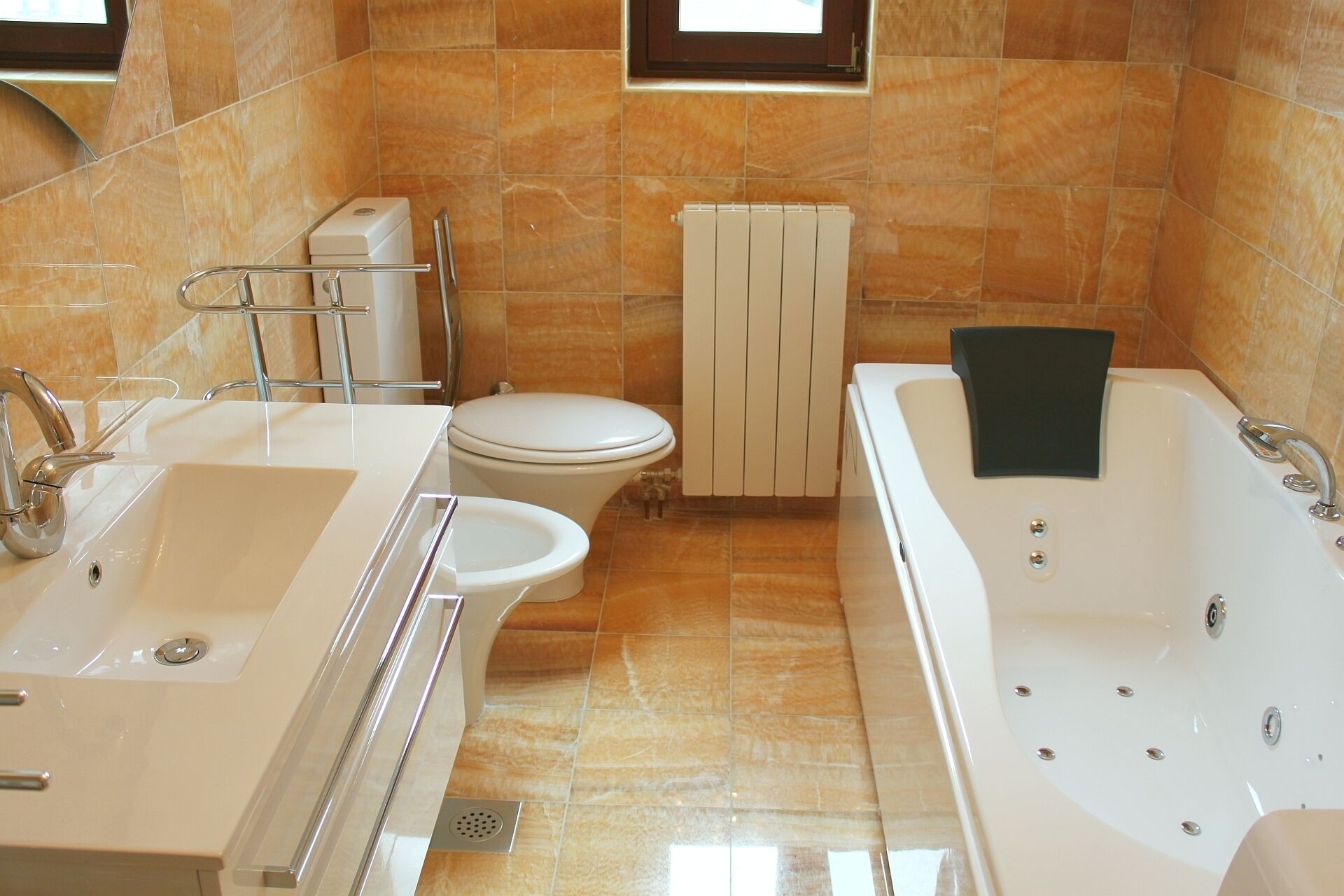 A bathroom with a toilet, sink, and bathtub.