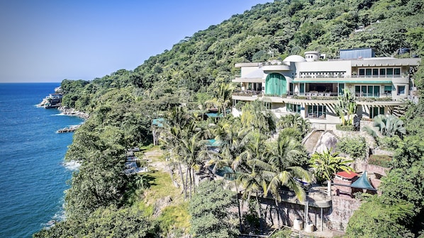 Villa, varias habitaciones, alberca privada, vista al jardín | Exterior