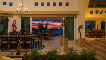 Villa, varias habitaciones, con acceso para personas discapacitadas, alberca privada | Comedor