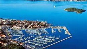 An aerial view of a coastal town with a marina filled with boats. - Cozy Apartment in Biograd for Maximum 4 Guests - 3 Minutes Walk to the Beach! (Biograd na Moru)