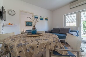 Apartment, 1 Bedroom, Smoking, Patio | Dining