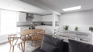 Apartment, 2 Bedrooms (2BA) | In-room dining - Flat Shoreditch (London)