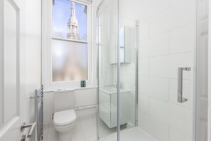 Apartment, 2 Schlafzimmer (2BA) | Badezimmer | Dusche, Haartrockner, Handtücher, Seife