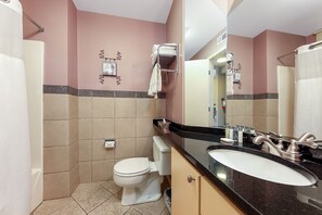 Ensemble douche/baignoire, sĂšche-cheveux, serviettes fournies