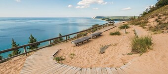 🏖️ Peaceful Bayview Studio @ The Shores | Deck + Beach Access + Champagne Welcome ➠ 5693