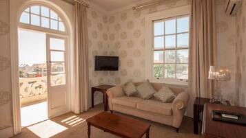 Televisión de pantalla plana de 32 pulgadas con canales por satélite