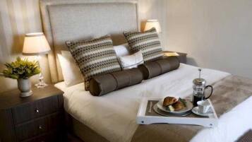 VÀrdeförvaringsskÄp pÄ rummet, skrivbord och mörklÀggningsgardiner