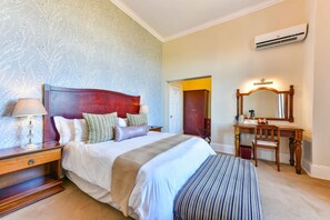 Superior-rum | Värdeförvaringsskåp på rummet, skrivbord och mörkläggningsgardiner