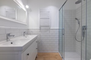 Apartment | Bathroom | Shower, hair dryer, towels, shampoo - Victus Apartamenty - Adriatic (Sopot)