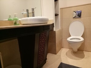 อพาร์ทเมนท์, 2 ห้องนอน, สูบบุหรี่ได้, ระเบียง | ห้องน้ำ