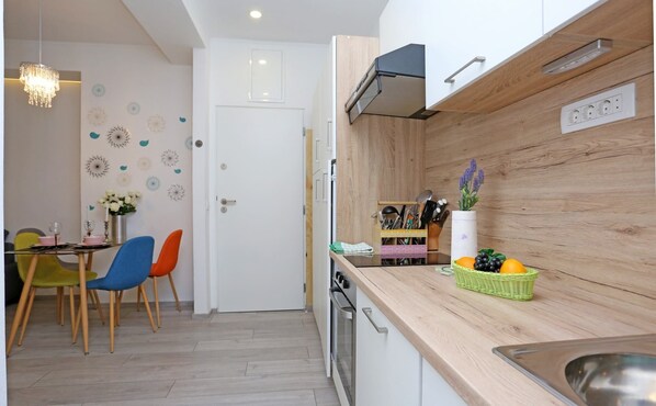 Fridge, microwave, dishwasher, coffee/tea maker - Nice and Cozy Apartment in the Centre of Split (Split)