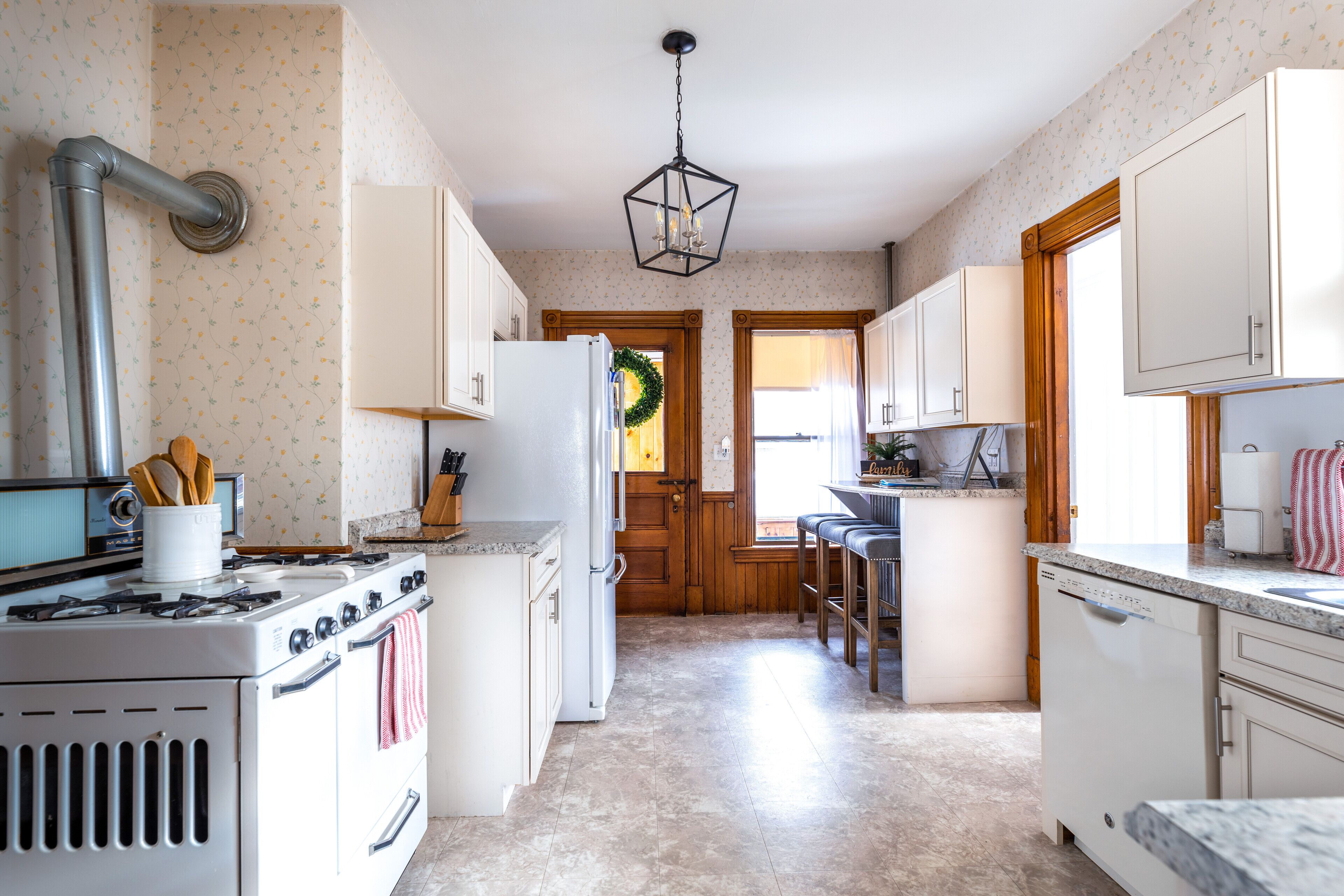 Lakes Region Getaway Close Lake Winnipesaukee, Winnisquam & BNH Pavilion