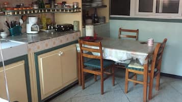 Dortoir Partagé, 1 chambre, fumeurs, balcon | Salle à manger