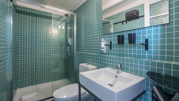 Dusj, hårføner, håndklær og såpe