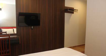 OYO 90027 Happy Hotel