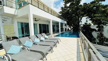 Outdoor pool, an infinity pool