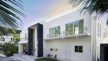 Villa, 5 Bedrooms, Accessible, Smoking | Property entrance