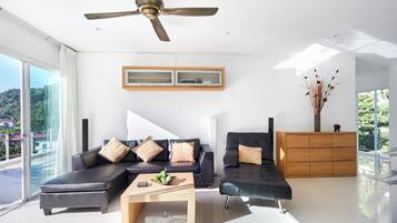 Villa, 5 Bedrooms, Accessible, Smoking | Living room | TV, DVD player, books, stereo
