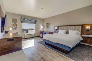 Escritorio, tabla de planchar con plancha, wifi gratis y ropa de cama 