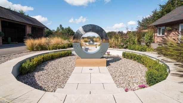 A modern sculpture in a landscaped area with a clear sky. - Super Spacious Barn Conversion With Free Wifi, Netflix Fireplace (Chester)