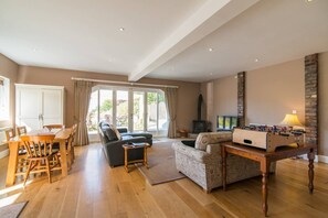 House, 2 Bedrooms, Accessible, Patio | Living area