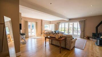 House, 2 Bedrooms, Accessible, Patio | Living room | Books