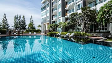 Hồ bơi ngoài trời