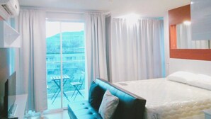 Quarto, sacada, vista para a montanha