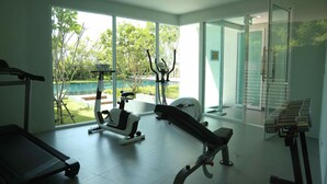 Quarto, sacada, vista para a montanha | Sala de fitness
