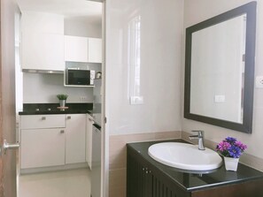 Rom, balkong, fjellutsikt | Bad