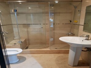 Apartamento, 2 quartos, para fumantes, sacada | Chuveiro
