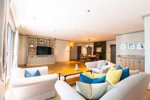Apartment, 2 Bedrooms, Accessible, Balcony | Living room