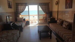 Apartment, 1 Bedroom, Smoking, Balcony | Living room